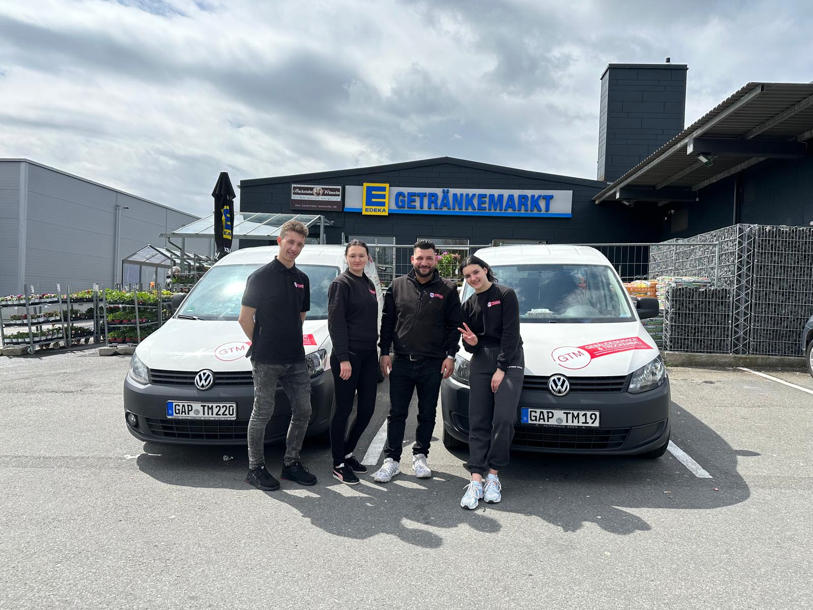 Vier Mitarbeiter des GTM Teams in Arbeitskleidung