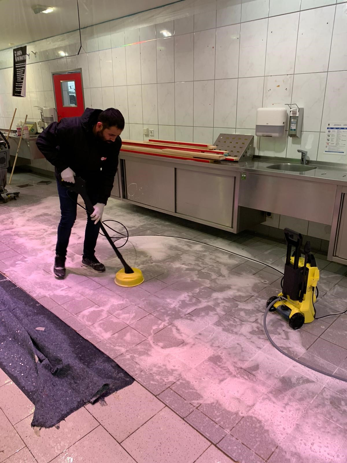 GTM MAWED Mitarbeiter bei der maschinellen Bodenreinigung