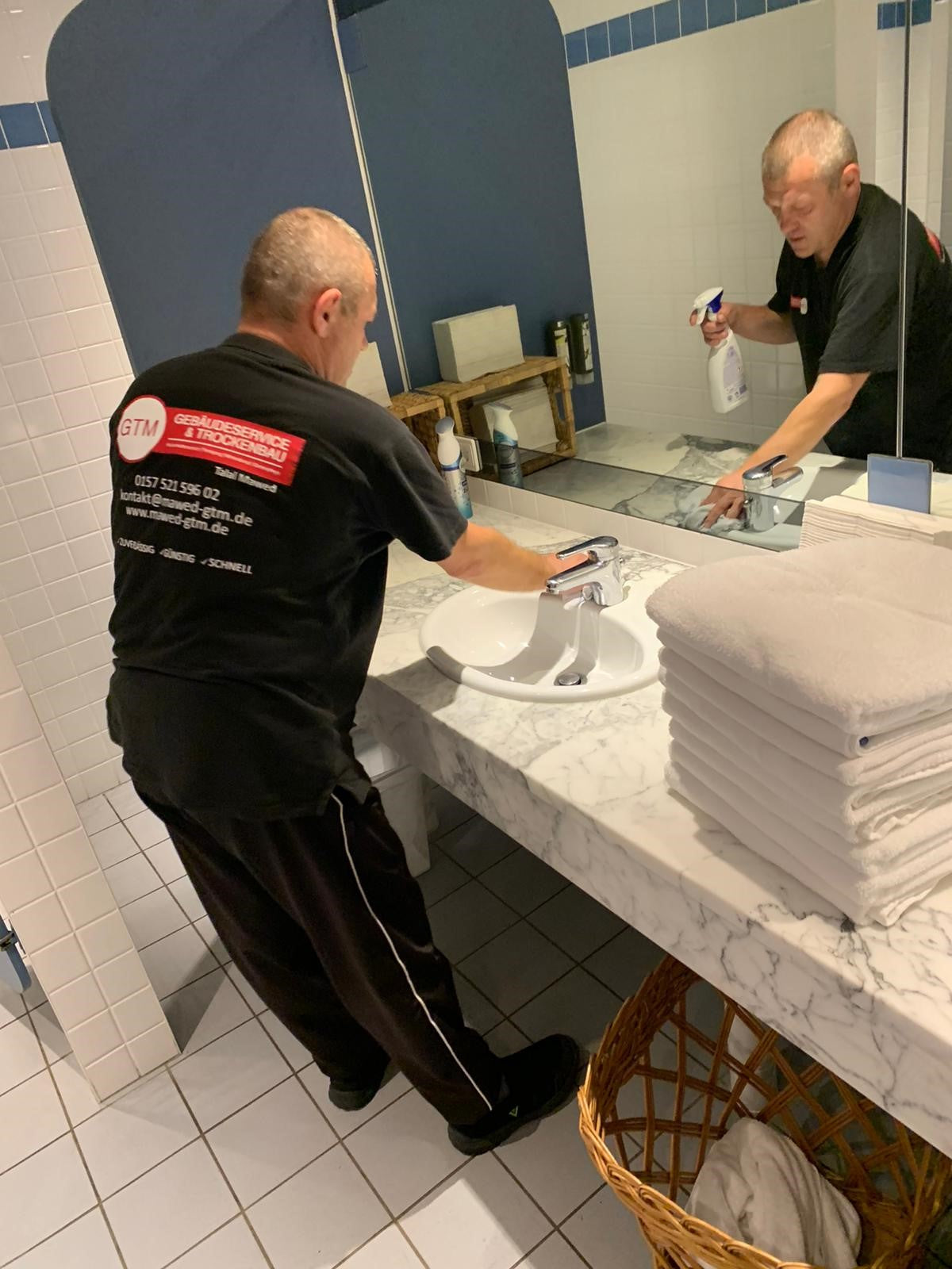 GTM MAWED Mitarbeiter bei der hygienischen Reinigung eines Waschbeckens